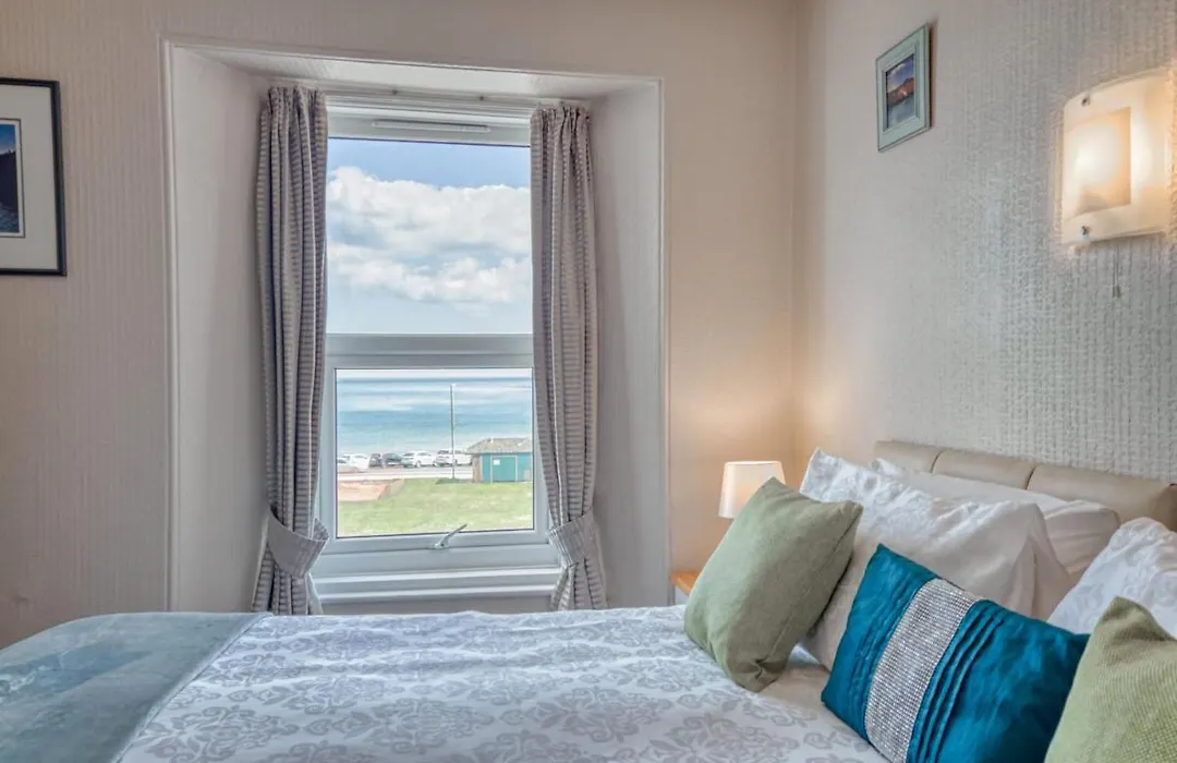 Apartment 5 - 1 Bedroom Sea Front-Sea Views-Free Parking-1