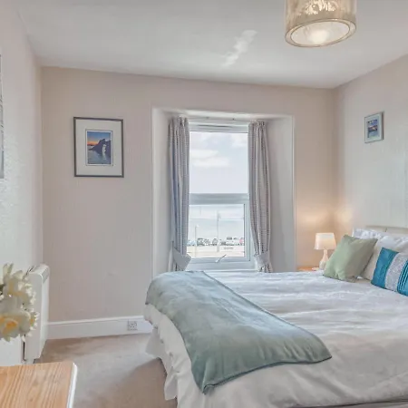 Apartment 5 - 1 Bedroom Sea Front-Sea Views-Free Parking-3